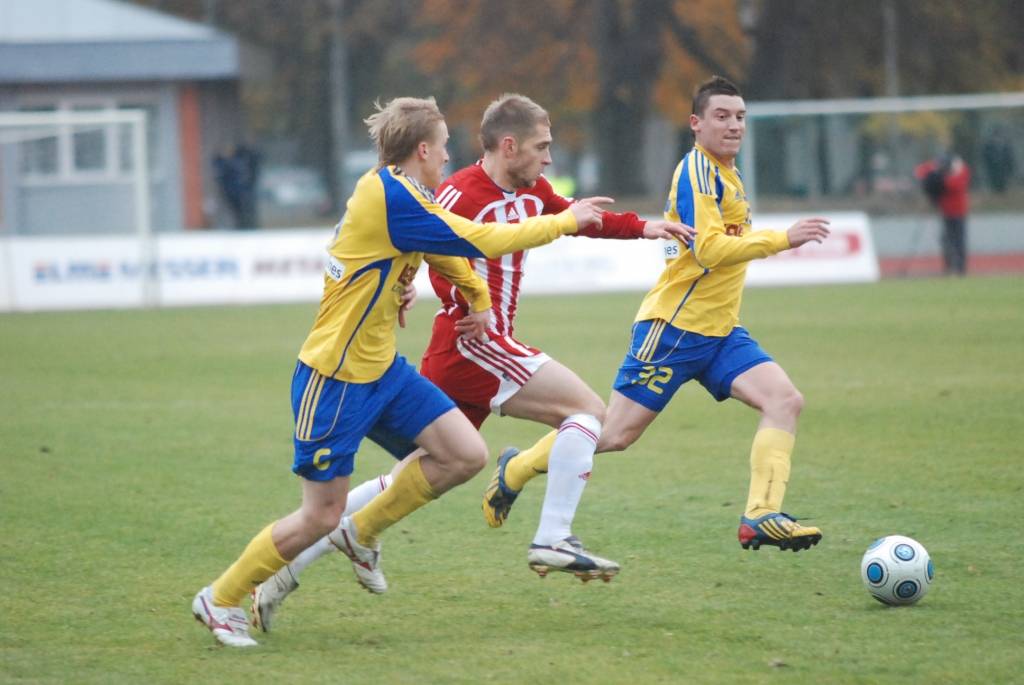 Latvijas futbola čempionāta - "LMT Virslīgas" - mačā svētdien klubs "Liepājas metalurgs" savā laukumā cīnījās neizšķirti 1:1 (0:1) ar pēdējo trīs sezonu valsts čempionvienību "Ventspils", jau priekšpēdējā spēļu kārtā nodrošinot Latvijas...