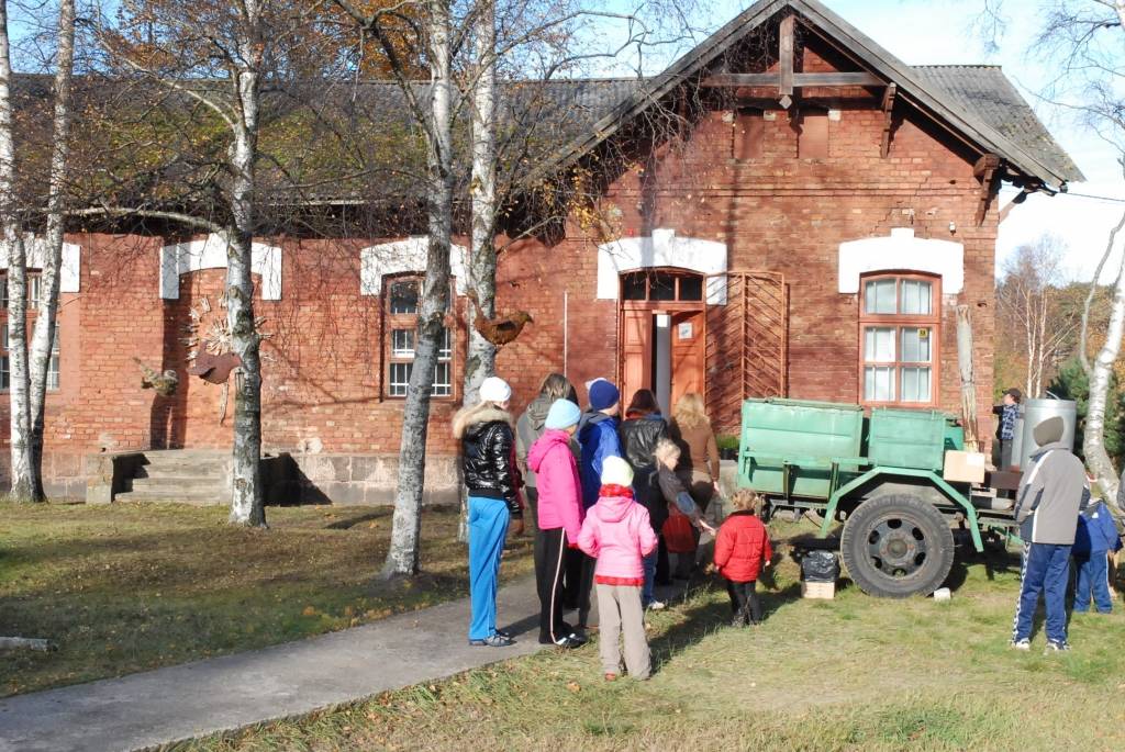 Piektdien Karostā atklāja interešu centru “Ritums”, kas ir nodibinājuma “Liepājas Novada fonds” un nevalstiskās organizācijas “Ritums” jaunais sadarbības projekts.

Kādreizējā policijas iecirkņa telpas izremontētas ar centra entuziastu un...
Autors: 