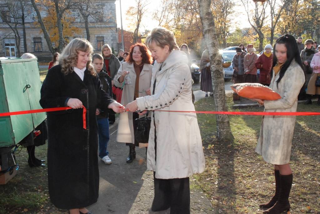 Piektdien Karostā atklāja interešu centru “Ritums”, kas ir nodibinājuma “Liepājas Novada fonds” un nevalstiskās organizācijas “Ritums” jaunais sadarbības projekts.

Kādreizējā policijas iecirkņa telpas izremontētas ar centra entuziastu un...
Autors: "Rekurzeme", portāls