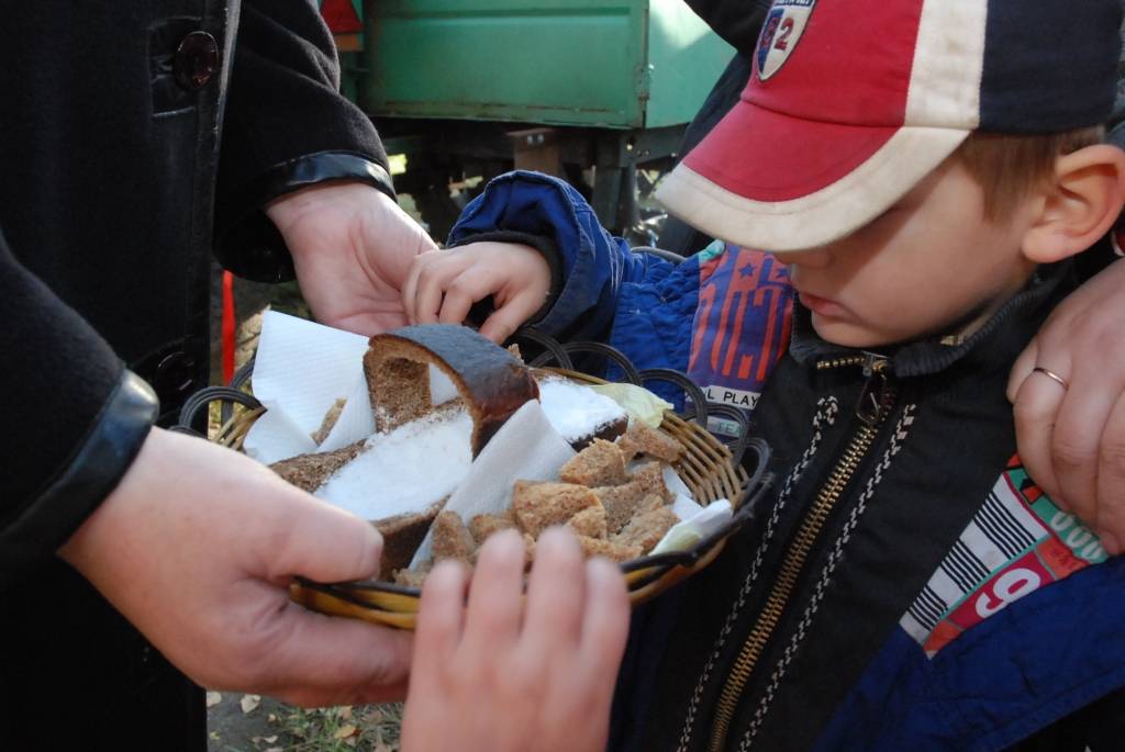 Piektdien Karostā atklāja interešu centru “Ritums”, kas ir nodibinājuma “Liepājas Novada fonds” un nevalstiskās organizācijas “Ritums” jaunais sadarbības projekts.

Kādreizējā policijas iecirkņa telpas izremontētas ar centra entuziastu un...
Autors: "Rekurzeme", portāls