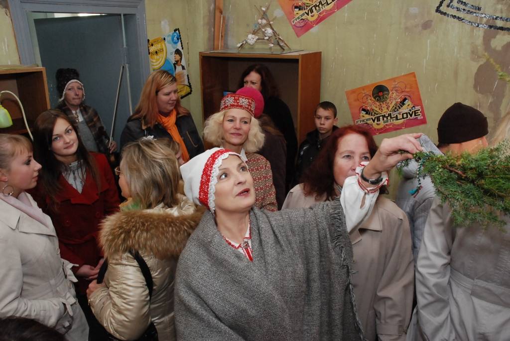 Piektdien Karostā atklāja interešu centru “Ritums”, kas ir nodibinājuma “Liepājas Novada fonds” un nevalstiskās organizācijas “Ritums” jaunais sadarbības projekts.

Kādreizējā policijas iecirkņa telpas izremontētas ar centra entuziastu un...
Autors: "Rekurzeme", portāls