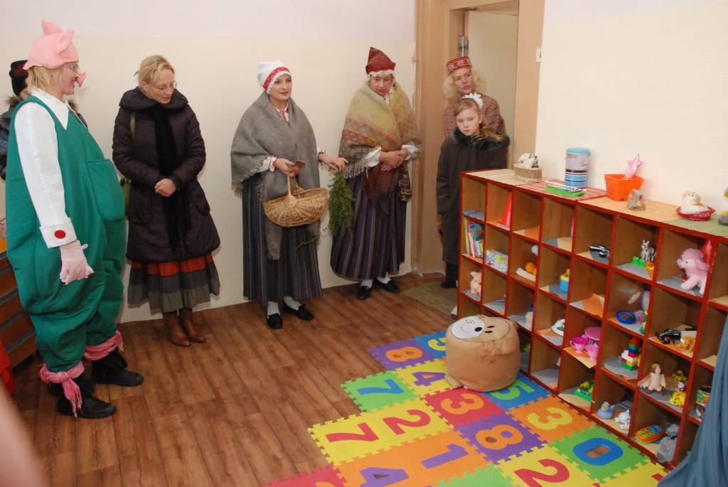 Piektdien Karostā atklāja interešu centru “Ritums”, kas ir nodibinājuma “Liepājas Novada fonds” un nevalstiskās organizācijas “Ritums” jaunais sadarbības projekts.

Kādreizējā policijas iecirkņa telpas izremontētas ar centra entuziastu un...
Autors: "Rekurzeme", portāls