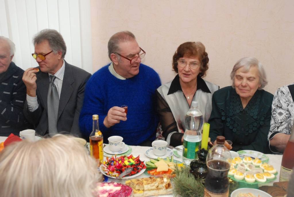 Karostas pensionāru dienas centrā ziemas saulgrieži tika atzīmēti ar lustēm jau otrdien, lai svētvakaru katrs prātīgi pavadītu tuvinieku pulkā mājās. Sveikt seniorus bija “iemaldījies” arī gados nu ļoti jauns Salatētis un divi rūķi....
Autors: Ilze Vainovska