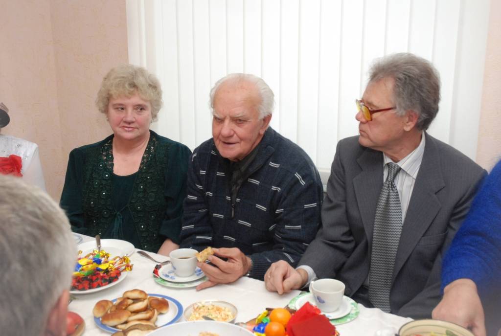 Karostas pensionāru dienas centrā ziemas saulgrieži tika atzīmēti ar lustēm jau otrdien, lai svētvakaru katrs prātīgi pavadītu tuvinieku pulkā mājās. Sveikt seniorus bija “iemaldījies” arī gados nu ļoti jauns Salatētis un divi rūķi....
Autors: Ilze Vainovska