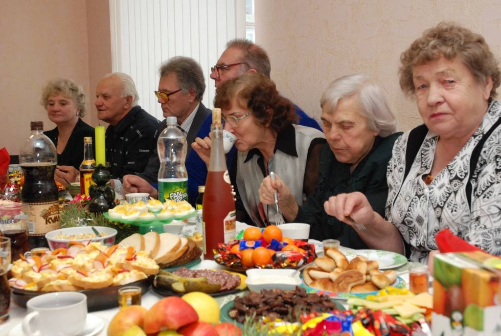 Karostas pensionāru dienas centrā ziemas saulgrieži tika atzīmēti ar lustēm jau otrdien, lai svētvakaru katrs prātīgi pavadītu tuvinieku pulkā mājās. Sveikt seniorus bija “iemaldījies” arī gados nu ļoti jauns Salatētis un divi rūķi....
Autors: Ilze Vainovska