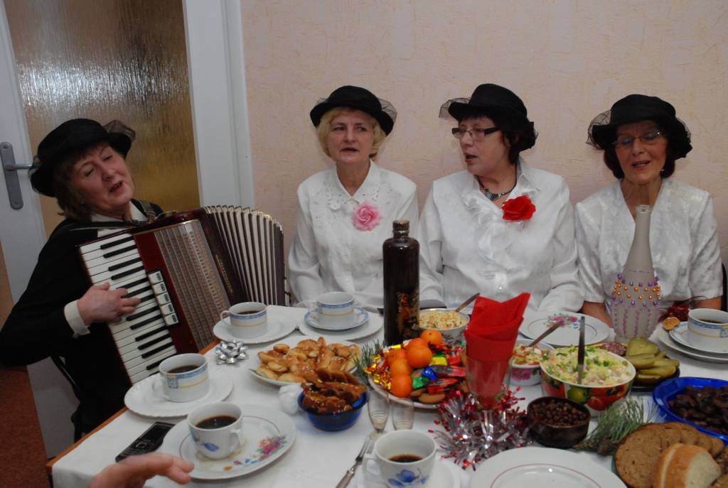 Karostas pensionāru dienas centrā ziemas saulgrieži tika atzīmēti ar lustēm jau otrdien, lai svētvakaru katrs prātīgi pavadītu tuvinieku pulkā mājās. Sveikt seniorus bija “iemaldījies” arī gados nu ļoti jauns Salatētis un divi rūķi....
Autors: Ilze Vainovska