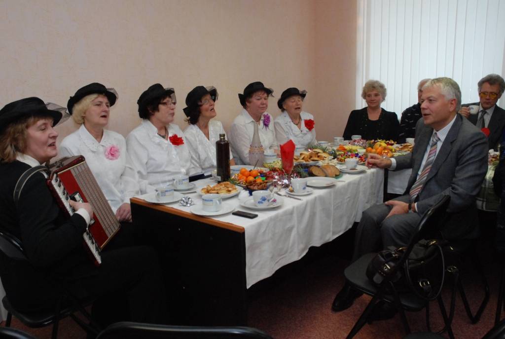 Karostas pensionāru dienas centrā ziemas saulgrieži tika atzīmēti ar lustēm jau otrdien, lai svētvakaru katrs prātīgi pavadītu tuvinieku pulkā mājās. Sveikt seniorus bija “iemaldījies” arī gados nu ļoti jauns Salatētis un divi rūķi....
Autors: Ilze Vainovska