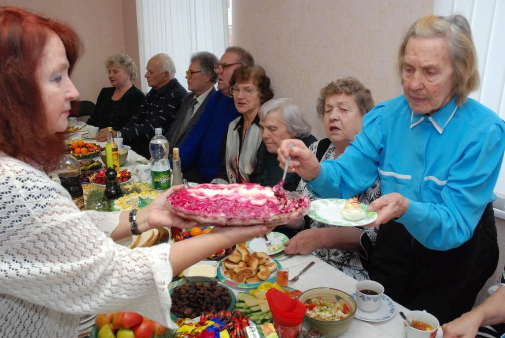 Karostas pensionāru dienas centrā ziemas saulgrieži tika atzīmēti ar lustēm jau otrdien, lai svētvakaru katrs prātīgi pavadītu tuvinieku pulkā mājās. Sveikt seniorus bija “iemaldījies” arī gados nu ļoti jauns Salatētis un divi rūķi....
Autors: Ilze Vainovska
