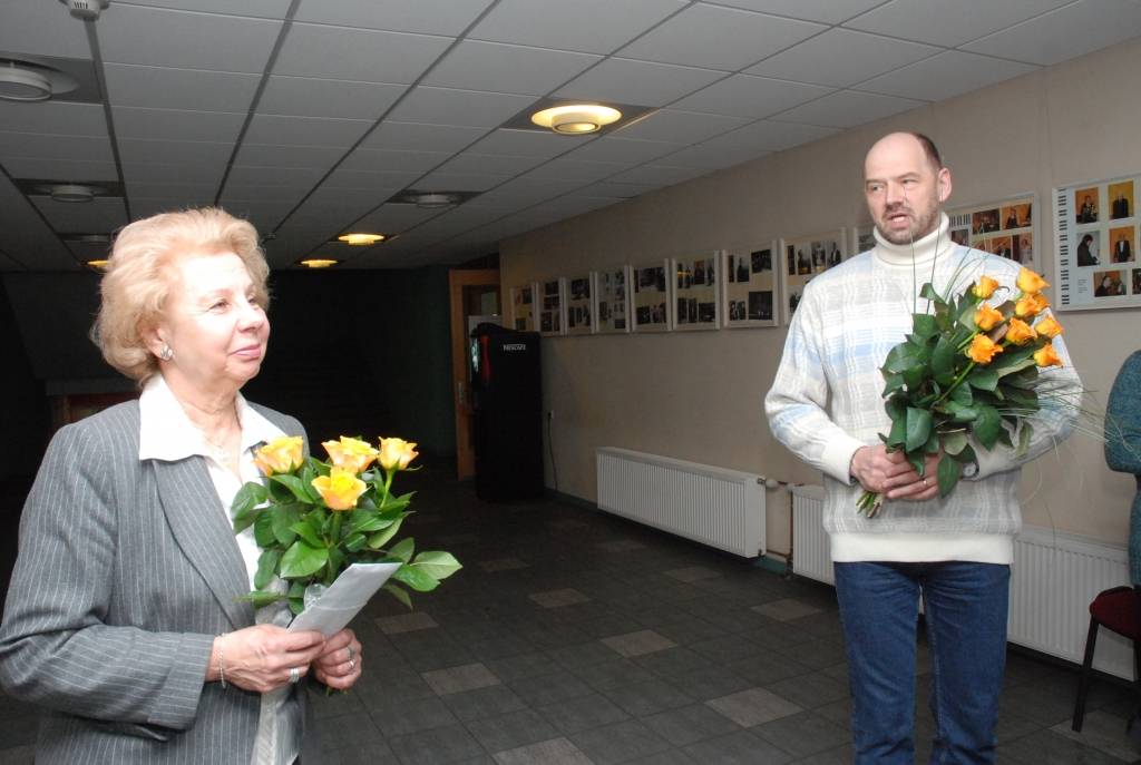 Liepājas simfoniskā orķestra direktore Vija Feldmane pēc astoņpadsmit darba gadiem dodas pelnītā atpūtā. Direktore smaida – aizejot var atskatīties uz “pilngadību”. 

Orķestra inspektore Inga Krasiļņikova atzīst, ka kontakts ar direktori...
Autors: Iluta Dreimane