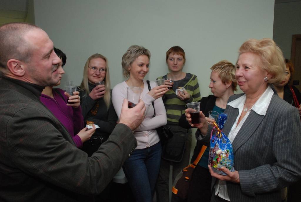 Liepājas simfoniskā orķestra direktore Vija Feldmane pēc astoņpadsmit darba gadiem dodas pelnītā atpūtā. Direktore smaida – aizejot var atskatīties uz “pilngadību”. 

Orķestra inspektore Inga Krasiļņikova atzīst, ka kontakts ar direktori...
Autors: Iluta Dreimane