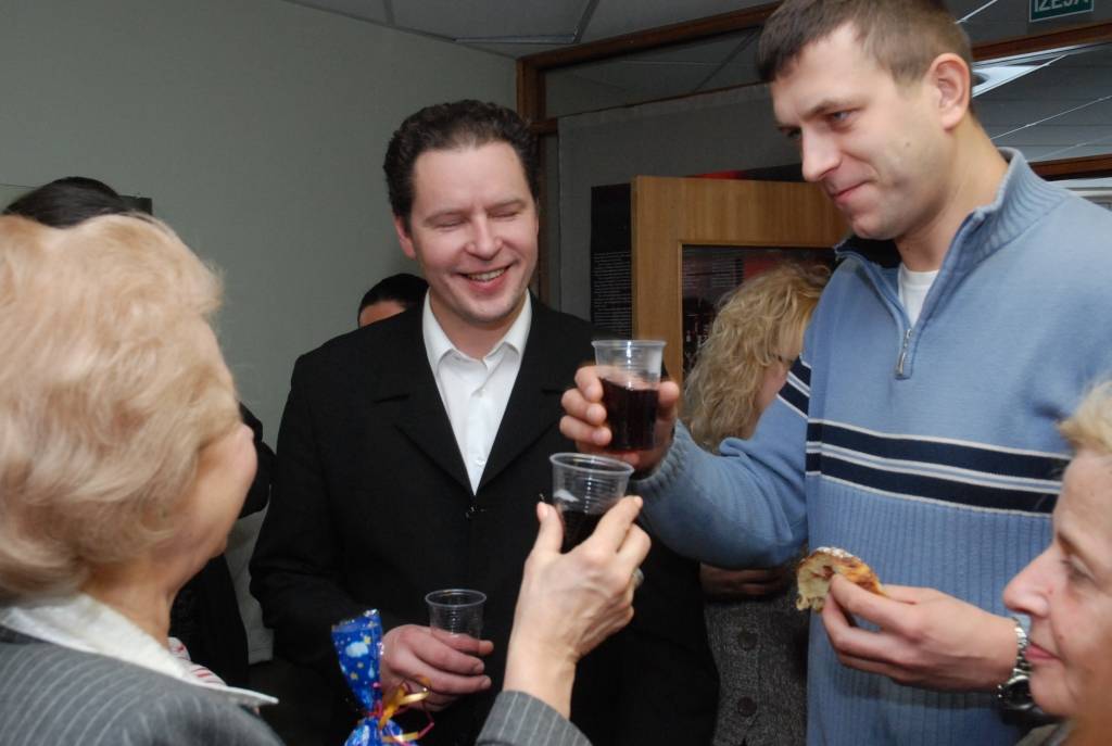 Liepājas simfoniskā orķestra direktore Vija Feldmane pēc astoņpadsmit darba gadiem dodas pelnītā atpūtā. Direktore smaida – aizejot var atskatīties uz “pilngadību”. 

Orķestra inspektore Inga Krasiļņikova atzīst, ka kontakts ar direktori...
Autors: Iluta Dreimane