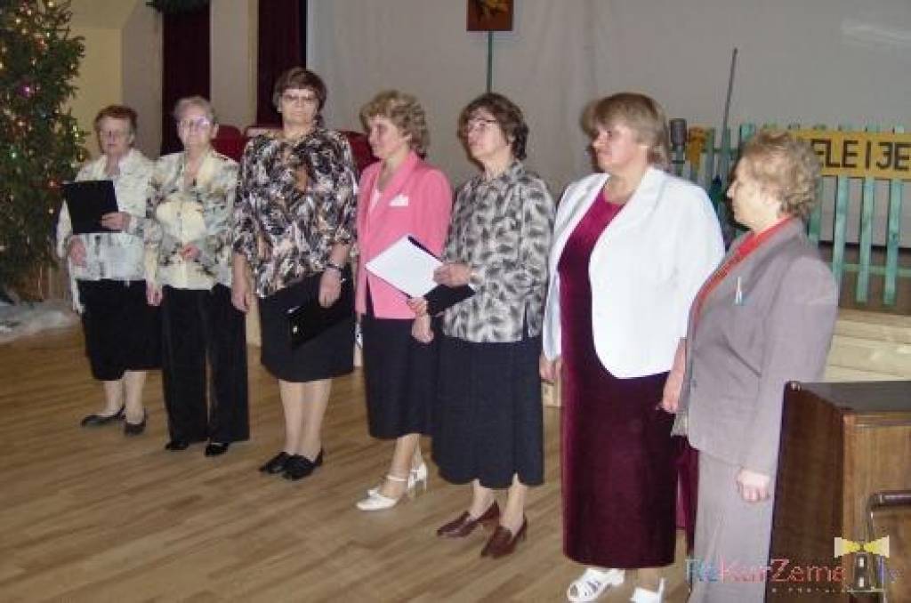 Cīravā uz kopā sanākšanu Ziemassvētku gaisotnē kultūras namā pulcējās pagasta pensionāri, lai pavadītu laiku kopīgās sarunās un priecātos par dažāda veida priekšnesumiem.

Kā katru gadu, arī šogad uzrunu teica pagasta pārvaldes vadītājs...