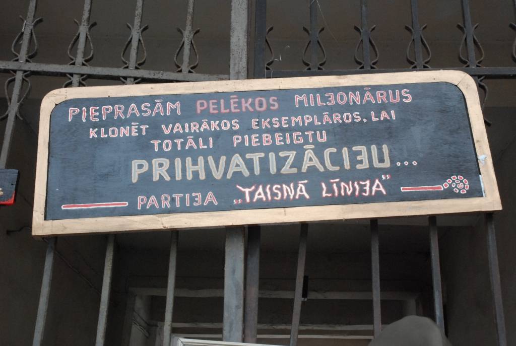 Ar dažām simboliskām instalācijām un mākslas darbiem protestu pret pašreizējo ekonomisko situāciju un demokrātijas trūkumu, pirmdien Tirgoņu ielā pauda mākslinieks F. M. Grantēns un viņa domubiedri.
Ekspresizstāde “...roku rokā...” deva...
Autors: Sarmīte Štrausa