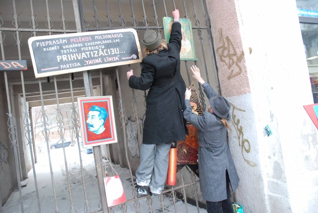 Ar dažām simboliskām instalācijām un mākslas darbiem protestu pret pašreizējo ekonomisko situāciju un demokrātijas trūkumu, pirmdien Tirgoņu ielā pauda mākslinieks F. M. Grantēns un viņa domubiedri.
Ekspresizstāde “...roku rokā...” deva...
Autors: Sarmīte Štrausa
