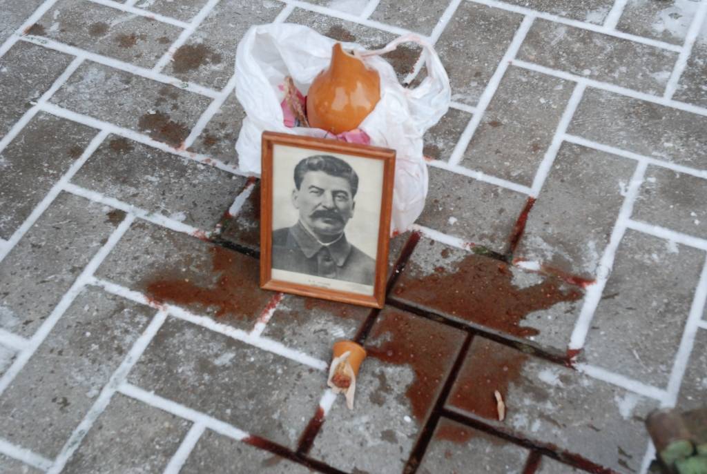 Ar dažām simboliskām instalācijām un mākslas darbiem protestu pret pašreizējo ekonomisko situāciju un demokrātijas trūkumu, pirmdien Tirgoņu ielā pauda mākslinieks F. M. Grantēns un viņa domubiedri.
Ekspresizstāde “...roku rokā...” deva...
Autors: Sarmīte Štrausa