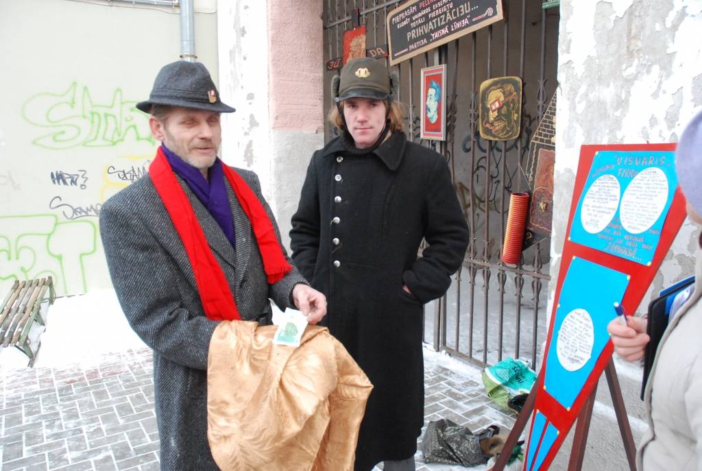 Ar dažām simboliskām instalācijām un mākslas darbiem protestu pret pašreizējo ekonomisko situāciju un demokrātijas trūkumu, pirmdien Tirgoņu ielā pauda mākslinieks F. M. Grantēns un viņa domubiedri.
Ekspresizstāde “...roku rokā...” deva...
Autors: Sarmīte Štrausa