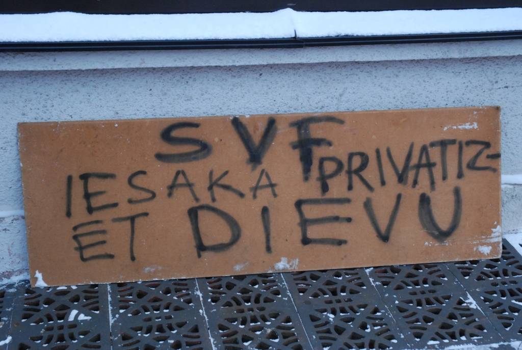 Ar dažām simboliskām instalācijām un mākslas darbiem protestu pret pašreizējo ekonomisko situāciju un demokrātijas trūkumu, pirmdien Tirgoņu ielā pauda mākslinieks F. M. Grantēns un viņa domubiedri.
Ekspresizstāde “...roku rokā...” deva...
Autors: Sarmīte Štrausa