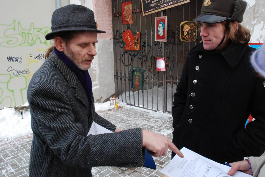 Ar dažām simboliskām instalācijām un mākslas darbiem protestu pret pašreizējo ekonomisko situāciju un demokrātijas trūkumu, pirmdien Tirgoņu ielā pauda mākslinieks F. M. Grantēns un viņa domubiedri.
Ekspresizstāde “...roku rokā...” deva...
Autors: Sarmīte Štrausa