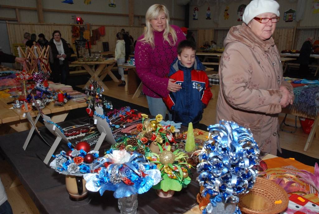 Tirdziņš "Čaklās rokas" sestdien Grobiņas novada Robežniekos tika organizēts Ziemassvētku gaidās, un tā dalībnieki bija orientējušies uz nepieciešamo gan svētku galdam, gan telpu un egles rotāšanai, gan zem tās liekamajām dāvanām. Netika...