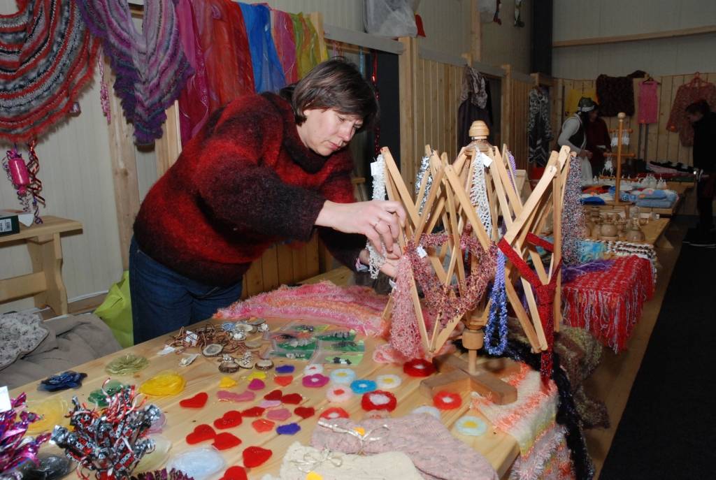 Tirdziņš "Čaklās rokas" sestdien Grobiņas novada Robežniekos tika organizēts Ziemassvētku gaidās, un tā dalībnieki bija orientējušies uz nepieciešamo gan svētku galdam, gan telpu un egles rotāšanai, gan zem tās liekamajām dāvanām. Netika...