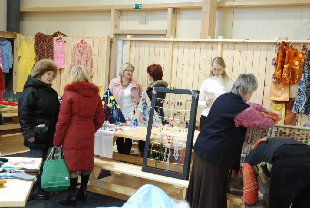 Tirdziņš "Čaklās rokas" sestdien Grobiņas novada Robežniekos tika organizēts Ziemassvētku gaidās, un tā dalībnieki bija orientējušies uz nepieciešamo gan svētku galdam, gan telpu un egles rotāšanai, gan zem tās liekamajām dāvanām. Netika...