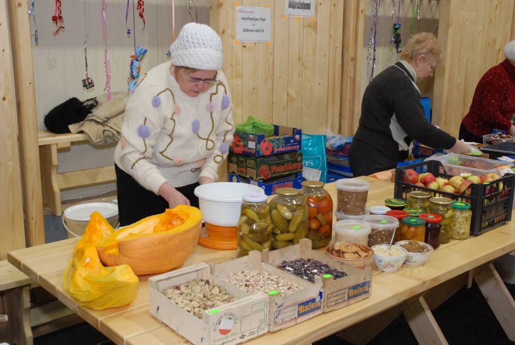 Tirdziņš "Čaklās rokas" sestdien Grobiņas novada Robežniekos tika organizēts Ziemassvētku gaidās, un tā dalībnieki bija orientējušies uz nepieciešamo gan svētku galdam, gan telpu un egles rotāšanai, gan zem tās liekamajām dāvanām. Netika...