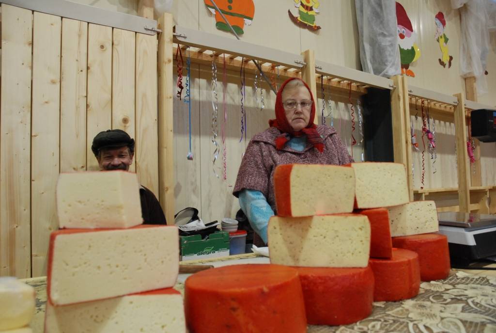 Tirdziņš "Čaklās rokas" sestdien Grobiņas novada Robežniekos tika organizēts Ziemassvētku gaidās, un tā dalībnieki bija orientējušies uz nepieciešamo gan svētku galdam, gan telpu un egles rotāšanai, gan zem tās liekamajām dāvanām. Netika...