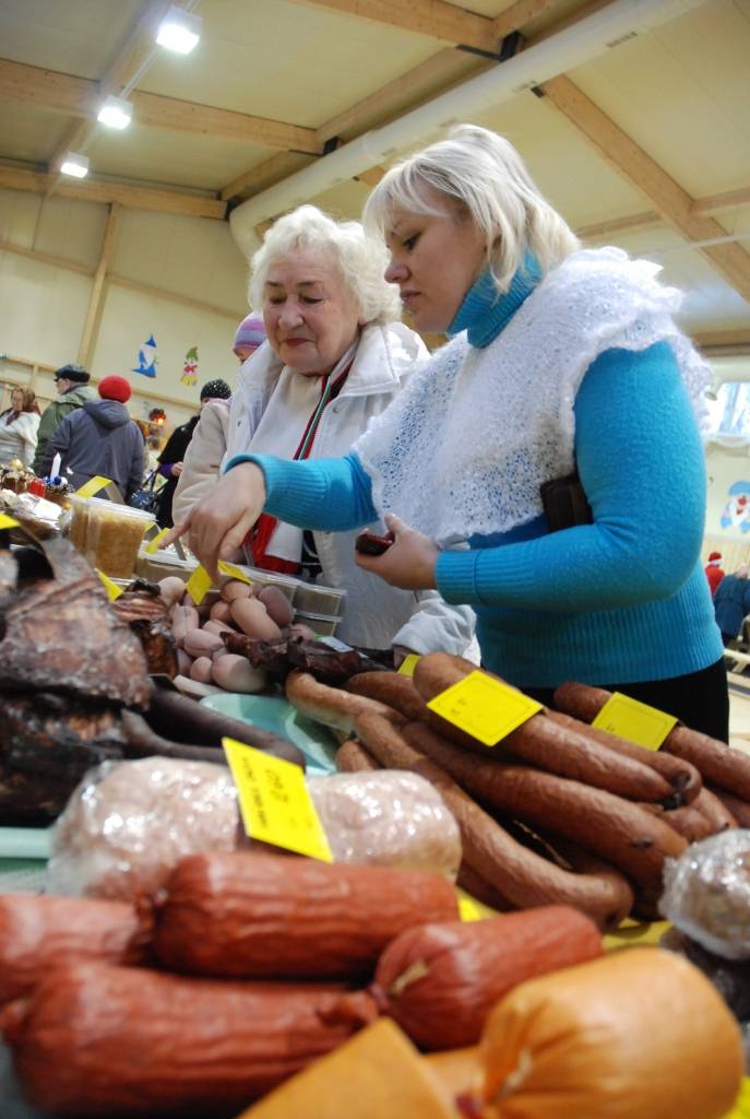 Tirdziņš "Čaklās rokas" sestdien Grobiņas novada Robežniekos tika organizēts Ziemassvētku gaidās, un tā dalībnieki bija orientējušies uz nepieciešamo gan svētku galdam, gan telpu un egles rotāšanai, gan zem tās liekamajām dāvanām. Netika...