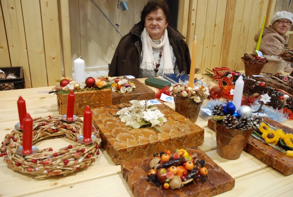 Tirdziņš "Čaklās rokas" sestdien Grobiņas novada Robežniekos tika organizēts Ziemassvētku gaidās, un tā dalībnieki bija orientējušies uz nepieciešamo gan svētku galdam, gan telpu un egles rotāšanai, gan zem tās liekamajām dāvanām. Netika...