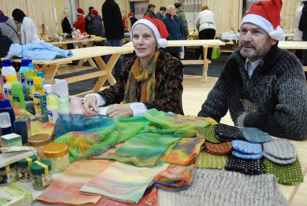 Tirdziņš "Čaklās rokas" sestdien Grobiņas novada Robežniekos tika organizēts Ziemassvētku gaidās, un tā dalībnieki bija orientējušies uz nepieciešamo gan svētku galdam, gan telpu un egles rotāšanai, gan zem tās liekamajām dāvanām. Netika...