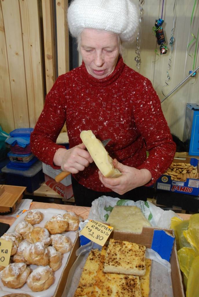 Tirdziņš "Čaklās rokas" sestdien Grobiņas novada Robežniekos tika organizēts Ziemassvētku gaidās, un tā dalībnieki bija orientējušies uz nepieciešamo gan svētku galdam, gan telpu un egles rotāšanai, gan zem tās liekamajām dāvanām. Netika...