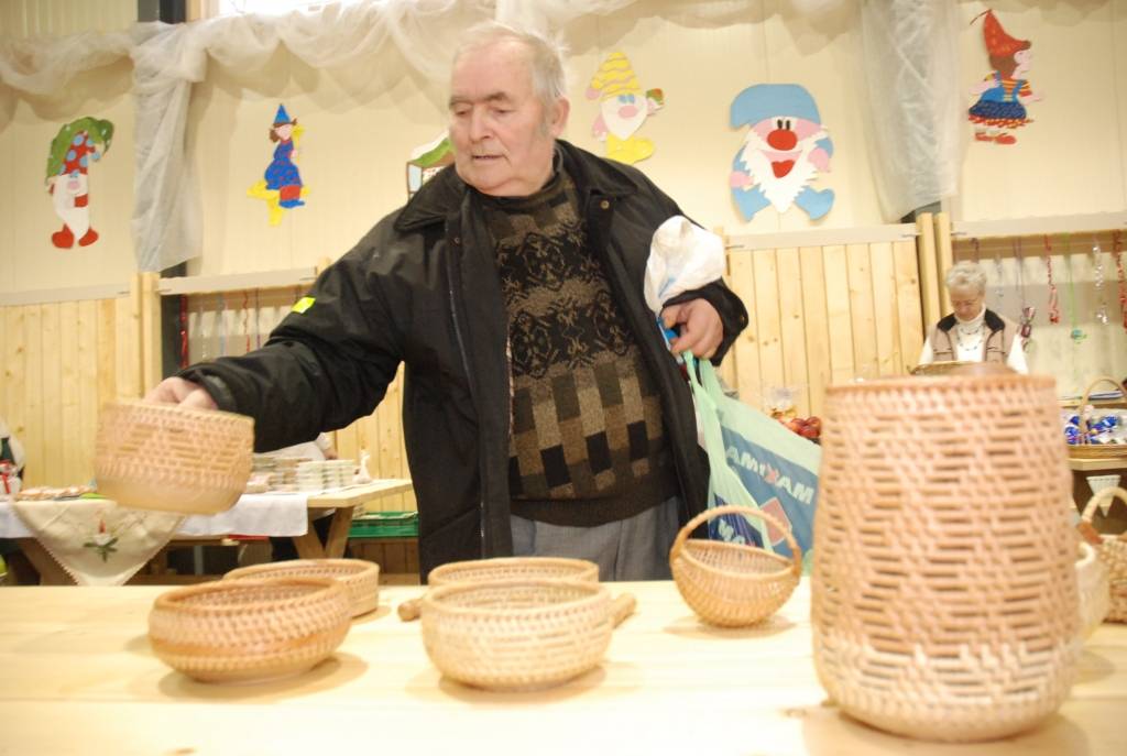 Tirdziņš "Čaklās rokas" sestdien Grobiņas novada Robežniekos tika organizēts Ziemassvētku gaidās, un tā dalībnieki bija orientējušies uz nepieciešamo gan svētku galdam, gan telpu un egles rotāšanai, gan zem tās liekamajām dāvanām. Netika...
