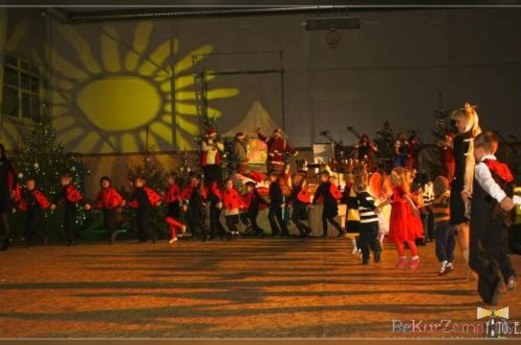 Piektdien, 18. decembrī, Grobiņas sporta centrā notika Ziemassvētku koncerts, kurā piedalījās pirmo līdz devīto klašu skolēni un pedagogi. Publika tika priecēta ar dziesmām un dejām. Pirmklasnieki cepa piparkūkas.
Autors: Uldis Dobelis