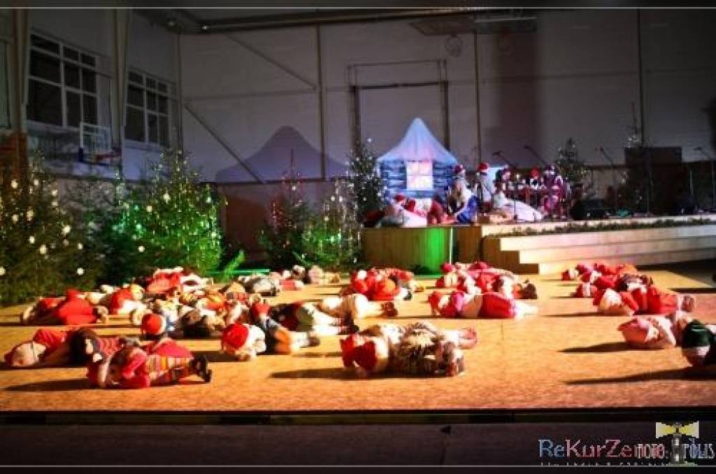 Piektdien, 18. decembrī, Grobiņas sporta centrā notika Ziemassvētku koncerts, kurā piedalījās pirmo līdz devīto klašu skolēni un pedagogi. Publika tika priecēta ar dziesmām un dejām. Pirmklasnieki cepa piparkūkas.
Autors: Uldis Dobelis