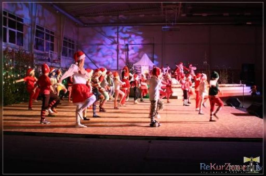Piektdien, 18. decembrī, Grobiņas sporta centrā notika Ziemassvētku koncerts, kurā piedalījās pirmo līdz devīto klašu skolēni un pedagogi. Publika tika priecēta ar dziesmām un dejām. Pirmklasnieki cepa piparkūkas.
Autors: Uldis Dobelis