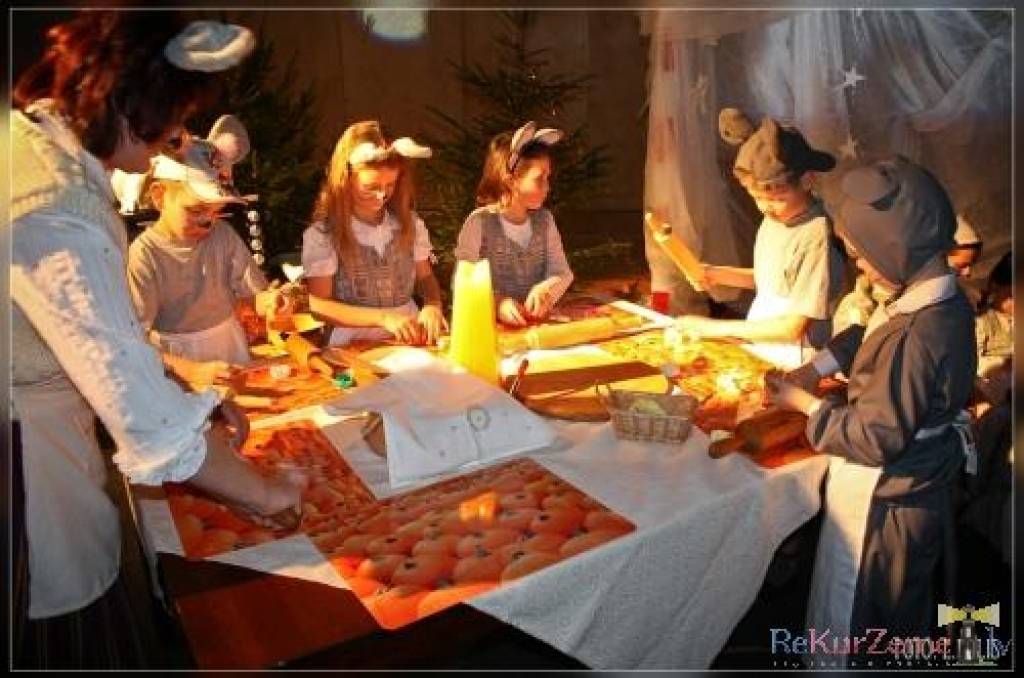 Piektdien, 18. decembrī, Grobiņas sporta centrā notika Ziemassvētku koncerts, kurā piedalījās pirmo līdz devīto klašu skolēni un pedagogi. Publika tika priecēta ar dziesmām un dejām. Pirmklasnieki cepa piparkūkas.
Autors: Uldis Dobelis