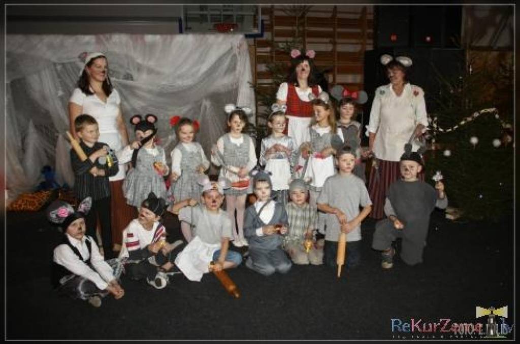Piektdien, 18. decembrī, Grobiņas sporta centrā notika Ziemassvētku koncerts, kurā piedalījās pirmo līdz devīto klašu skolēni un pedagogi. Publika tika priecēta ar dziesmām un dejām. Pirmklasnieki cepa piparkūkas.
Autors: Uldis Dobelis