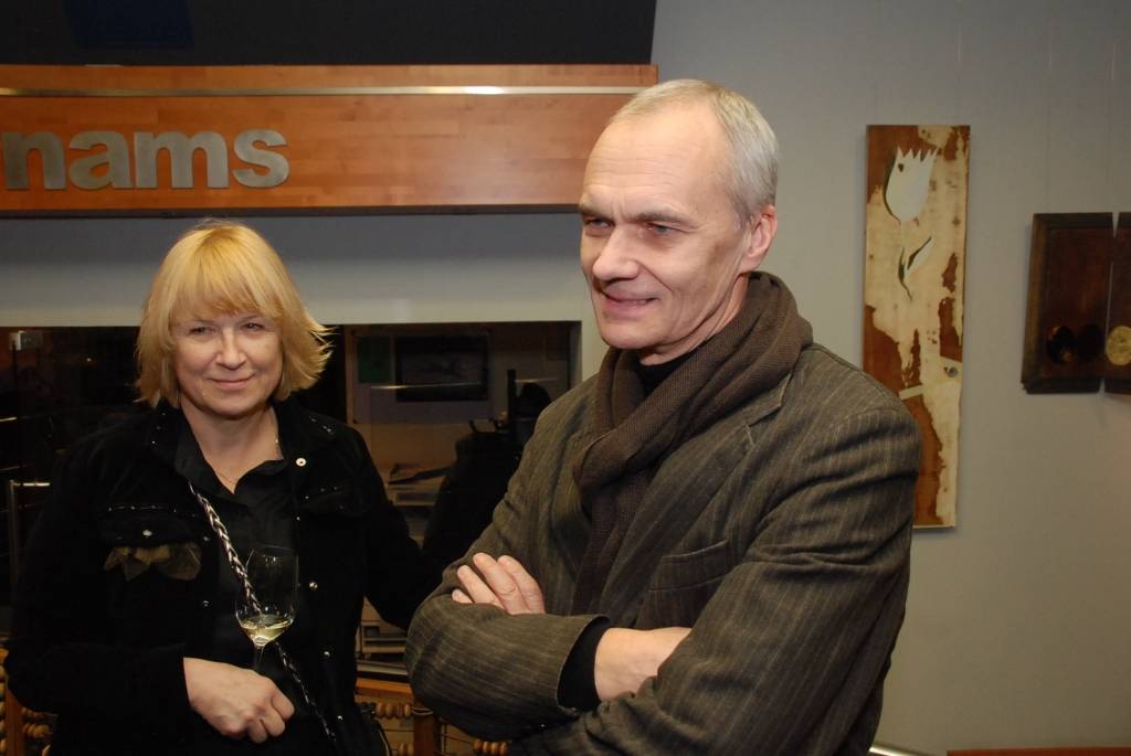 Gluži karnevāla cienīgā raibumā Liepājas “UPB galerijā” izvietoti Rīgas un Liepājas mākslinieku “Gleznojumi uz koka”. Tā vienlaikus noslēdz šā un ievada nākamā gada izstāžu sezonu, jo būs skatāma līdz marta sākumam. 
Rīgas un Liepājas...
Autors: Sarmīte Štrausa