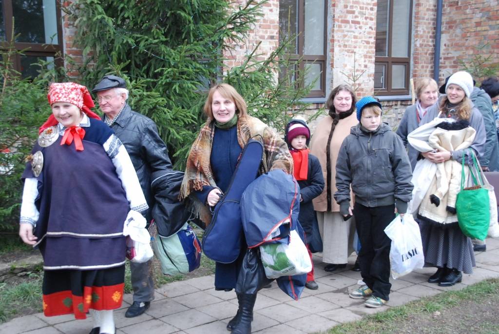 Sestdien pulksten 12 Bārtas kultūras namā sākās svētku pasākums etnogrāfiskā ansambļa cienījamai jubilejai par godu. Ciemiņi sabrauca no malu malām, ar klusuma brīdi tika pieminēti Mūžībā aizgājušie ansambļa dalībnieki. Daudz tika...
Autors: Ilze Vainovska