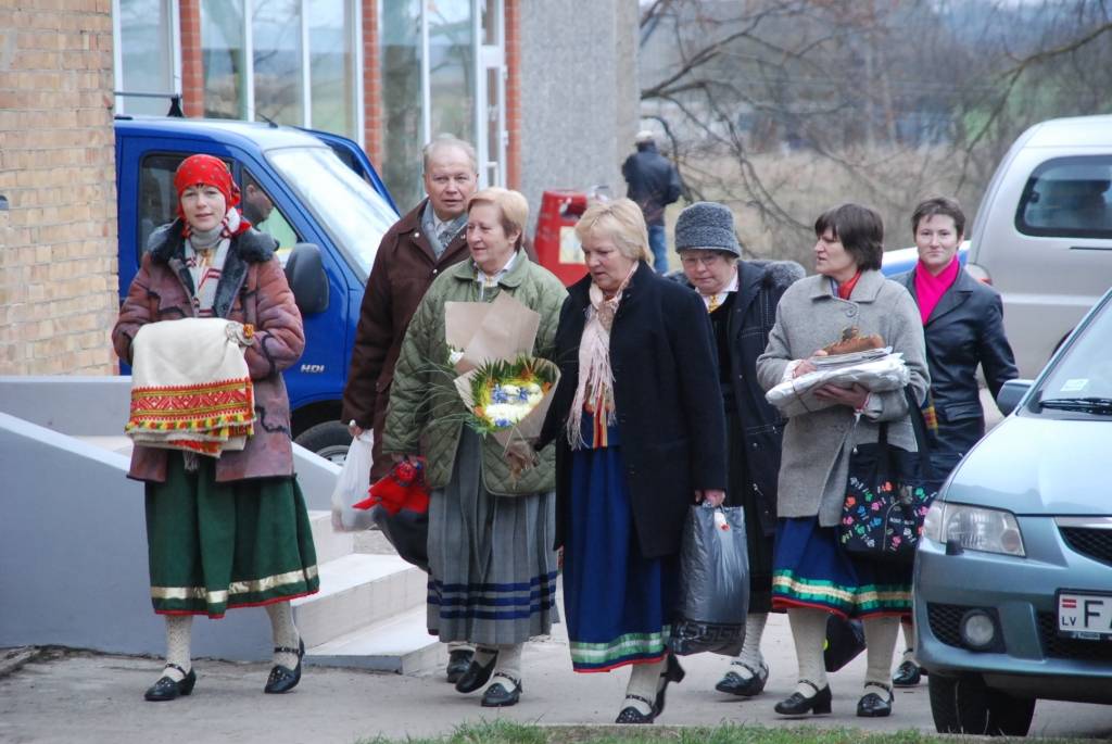 Sestdien pulksten 12 Bārtas kultūras namā sākās svētku pasākums etnogrāfiskā ansambļa cienījamai jubilejai par godu. Ciemiņi sabrauca no malu malām, ar klusuma brīdi tika pieminēti Mūžībā aizgājušie ansambļa dalībnieki. Daudz tika...
Autors: Ilze Vainovska