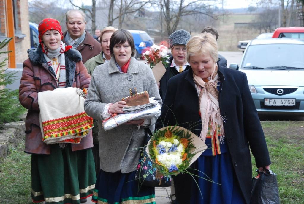 Sestdien pulksten 12 Bārtas kultūras namā sākās svētku pasākums etnogrāfiskā ansambļa cienījamai jubilejai par godu. Ciemiņi sabrauca no malu malām, ar klusuma brīdi tika pieminēti Mūžībā aizgājušie ansambļa dalībnieki. Daudz tika...
Autors: Ilze Vainovska