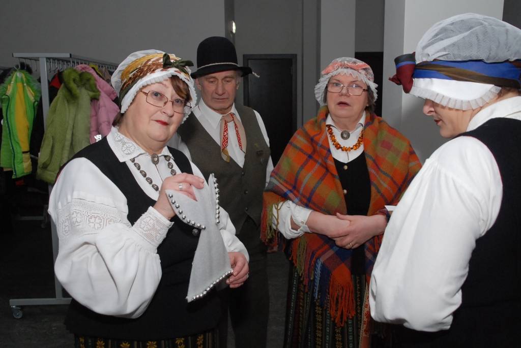 Sestdien pulksten 12 Bārtas kultūras namā sākās svētku pasākums etnogrāfiskā ansambļa cienījamai jubilejai par godu. Ciemiņi sabrauca no malu malām, ar klusuma brīdi tika pieminēti Mūžībā aizgājušie ansambļa dalībnieki. Daudz tika...
Autors: Ilze Vainovska