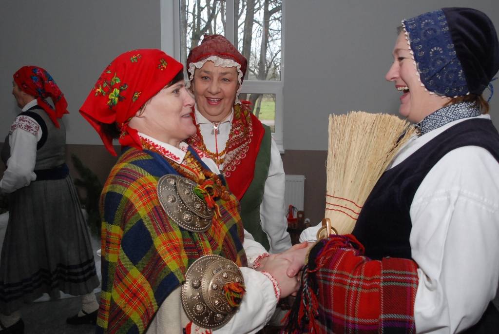 Sestdien pulksten 12 Bārtas kultūras namā sākās svētku pasākums etnogrāfiskā ansambļa cienījamai jubilejai par godu. Ciemiņi sabrauca no malu malām, ar klusuma brīdi tika pieminēti Mūžībā aizgājušie ansambļa dalībnieki. Daudz tika...
Autors: Ilze Vainovska