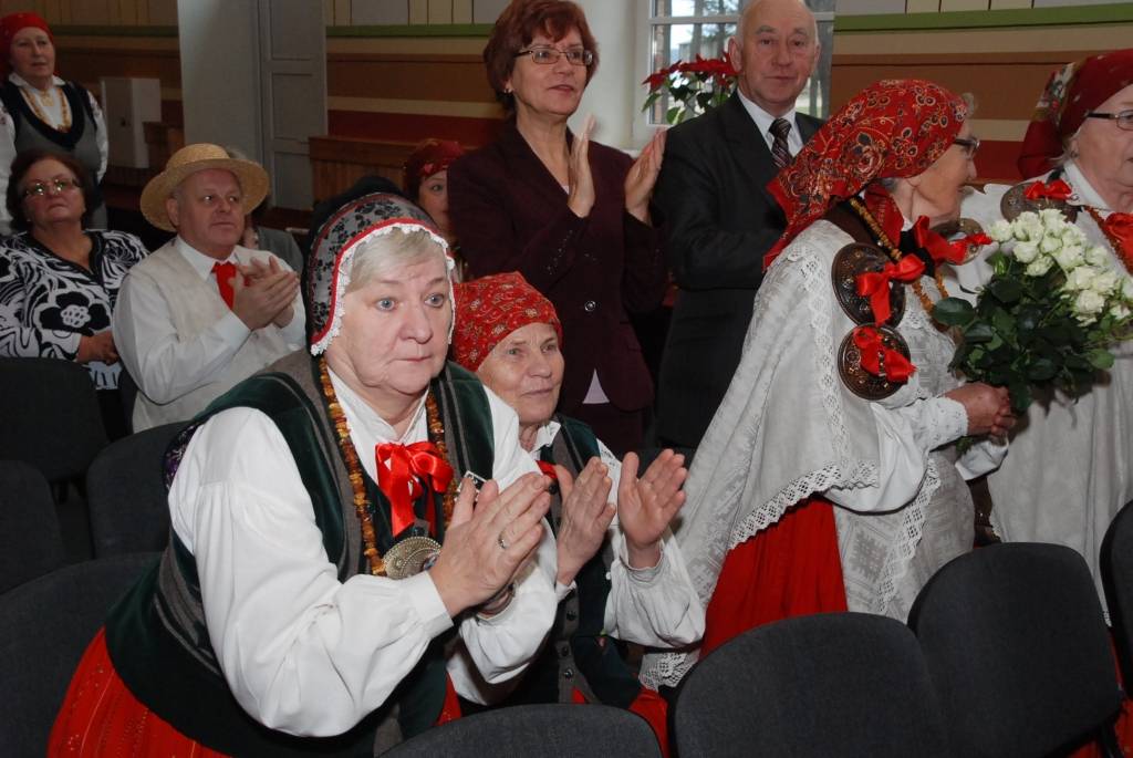Sestdien pulksten 12 Bārtas kultūras namā sākās svētku pasākums etnogrāfiskā ansambļa cienījamai jubilejai par godu. Ciemiņi sabrauca no malu malām, ar klusuma brīdi tika pieminēti Mūžībā aizgājušie ansambļa dalībnieki. Daudz tika...
Autors: Ilze Vainovska