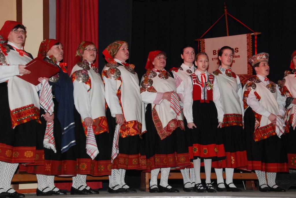 Sestdien pulksten 12 Bārtas kultūras namā sākās svētku pasākums etnogrāfiskā ansambļa cienījamai jubilejai par godu. Ciemiņi sabrauca no malu malām, ar klusuma brīdi tika pieminēti Mūžībā aizgājušie ansambļa dalībnieki. Daudz tika...
Autors: Ilze Vainovska