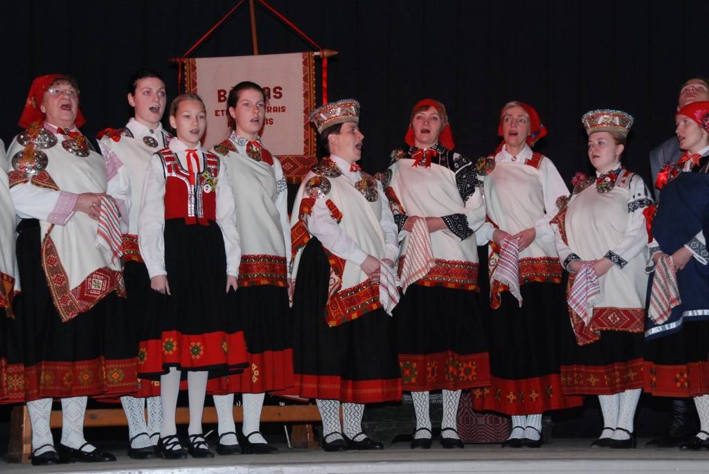 Sestdien pulksten 12 Bārtas kultūras namā sākās svētku pasākums etnogrāfiskā ansambļa cienījamai jubilejai par godu. Ciemiņi sabrauca no malu malām, ar klusuma brīdi tika pieminēti Mūžībā aizgājušie ansambļa dalībnieki. Daudz tika...
Autors: Ilze Vainovska