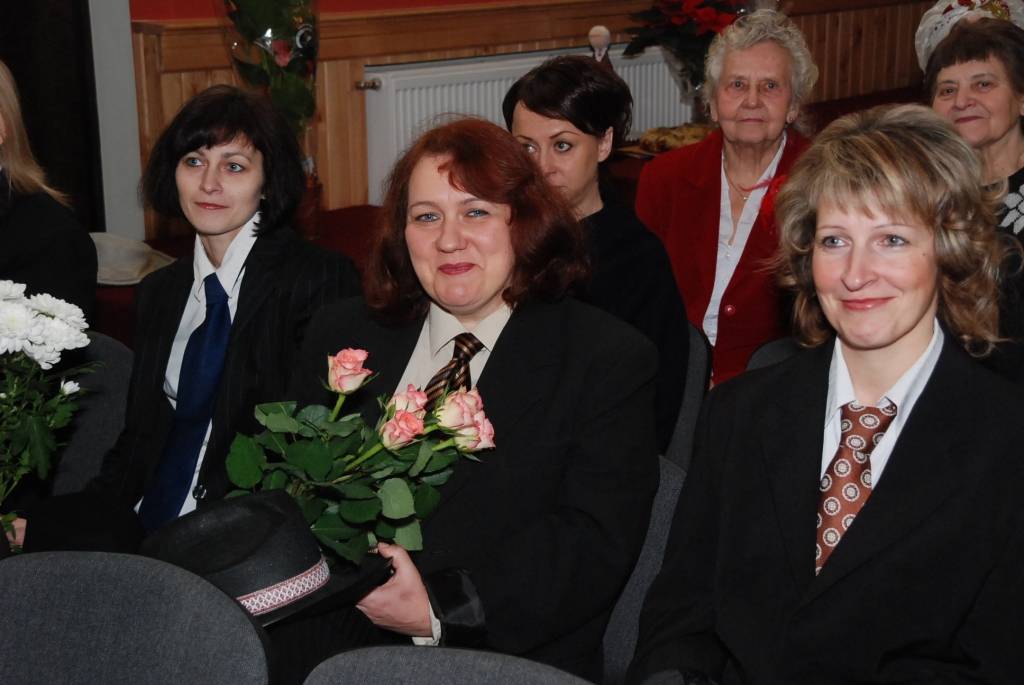 Sestdien pulksten 12 Bārtas kultūras namā sākās svētku pasākums etnogrāfiskā ansambļa cienījamai jubilejai par godu. Ciemiņi sabrauca no malu malām, ar klusuma brīdi tika pieminēti Mūžībā aizgājušie ansambļa dalībnieki. Daudz tika...
Autors: Ilze Vainovska