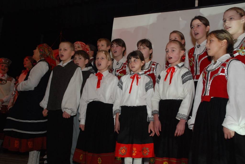 Sestdien pulksten 12 Bārtas kultūras namā sākās svētku pasākums etnogrāfiskā ansambļa cienījamai jubilejai par godu. Ciemiņi sabrauca no malu malām, ar klusuma brīdi tika pieminēti Mūžībā aizgājušie ansambļa dalībnieki. Daudz tika...
Autors: Ilze Vainovska
