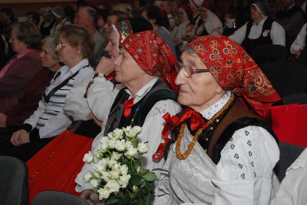 Sestdien pulksten 12 Bārtas kultūras namā sākās svētku pasākums etnogrāfiskā ansambļa cienījamai jubilejai par godu. Ciemiņi sabrauca no malu malām, ar klusuma brīdi tika pieminēti Mūžībā aizgājušie ansambļa dalībnieki. Daudz tika...
Autors: Ilze Vainovska