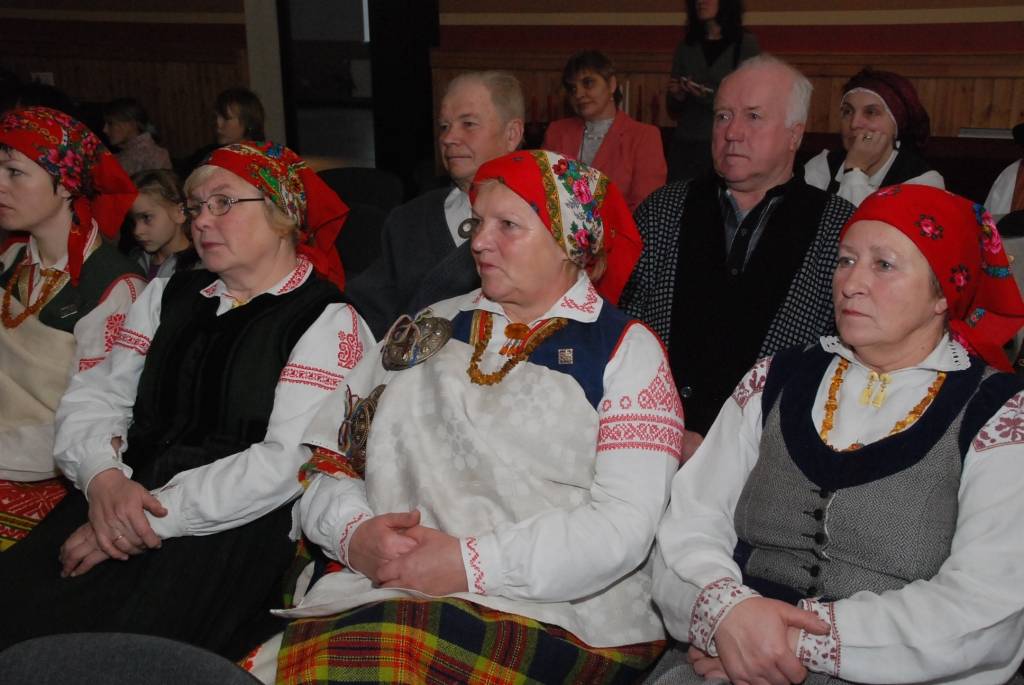 Sestdien pulksten 12 Bārtas kultūras namā sākās svētku pasākums etnogrāfiskā ansambļa cienījamai jubilejai par godu. Ciemiņi sabrauca no malu malām, ar klusuma brīdi tika pieminēti Mūžībā aizgājušie ansambļa dalībnieki. Daudz tika...
Autors: Ilze Vainovska